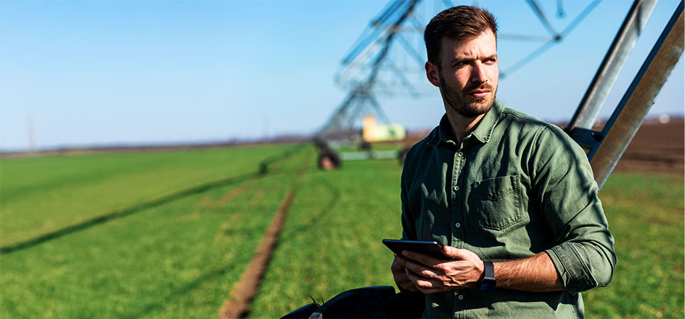 Produtor rural utilizando tecnologia digital para aplicação localizada de insumos agrícolas e otimização de manejo