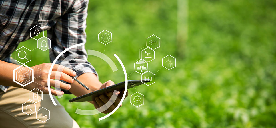 Tecnologia na agricultura: produtor rural usando tablet com integração de dados no campo